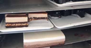 Stire din Social : FOTO Cofetăria SILVIAN închisă temporar de Protecția Consumatorului Constanța