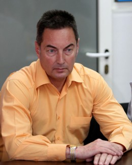 Stire din Politică-Administrație : Adrian Manole țintește un post de vicepreședinte în echipa deputatului Chirilă