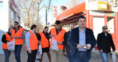 Stire din Politică-Administrație : Consilierul local Iustin Fabian Roman a dăruit mărțișoare și ghiocei împreună cu tinerii din PDL