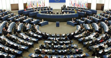 Stire din Politică-Administrație : PE a votat eliminarea vizelor  pentru cetățenii Republicii Moldova