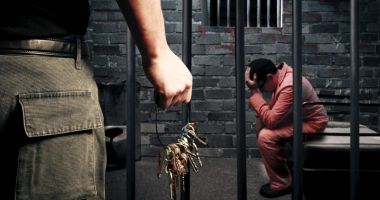 Ce pedeapsă a primit un polițist de penitenciar după ce a lovit cu pumnul un deținut