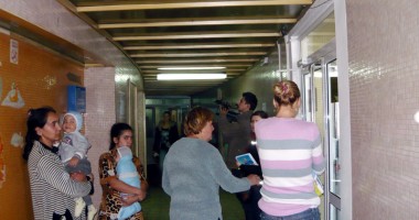 Stire din Sănătate : 70 de copii internați în Spitalul județean primesc dulciuri și jucării