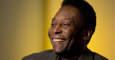 Pele, supus unei intervenții chirurgicale la coloană