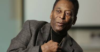 Stire din Sport : Pele a fost externat din spital, după ce a fost operat la coloană