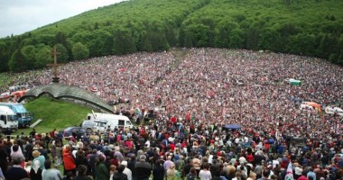 Stire din Cultură-Educație : Peste 125.000 de pelerini asistă la slujba de Rusaliile catolice, pe muntele Șumuleul Mic