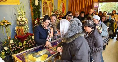 Zeci de mii de credincioși, în pelerinaj la racla cu moaștele Sfântului Dimitrie. Coada se întinde pe 2 kilometri