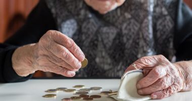 Stire din Social : Oglinda sărăciei în România. 67% dintre pensionari au pensii sub 2000 de lei. Peste 300.000 trăiesc cu mai puțin de 500 de lei