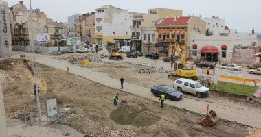 Stire din Social : SLALOM PRINTRE BETOANE! Cum ALUNGĂ TURIȘTII șantierul din zona peninsulară
