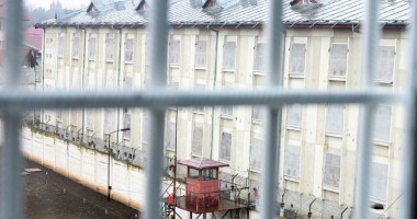 Stire din Eveniment : Record la Penitenciarul Poarta Albă: 13 telefoane ascunse în pachetul unui deținut