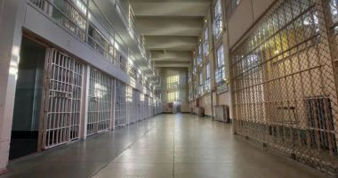 Stire din Eveniment : Supărat că nu are țigări, un deținut a lăsat penitenciarul fără curent electric și apă