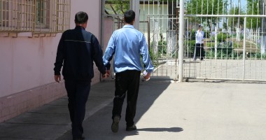 Stire din Eveniment : CAPTURĂ impresionantă în Penitenciarul Poarta Albă: deținuții aveau telefoane mobile ascunse la saltea!