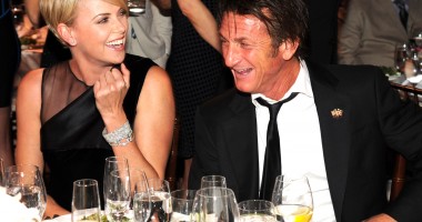 Stire din Monden : Charlize Theron, implorată de mama ei să nu se mărite cu fostul soț al Madonnei