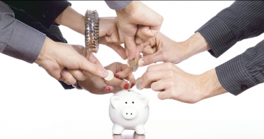 Stire din Social : Guvernul bagă mâna până la cot  în pensiile private ale salariaților de azi