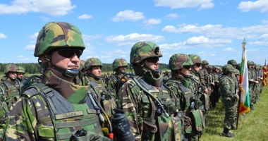 Stire din Eveniment : Militari, polițiști, pregătiți-vă urgent dosarele de pensionare! Guvernul va tăia pensiile speciale