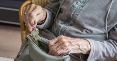 Stire din Social : În timp ce numeroși românii se zbat în sărăcie, primarii pregătesc cardurile pentru pensiile speciale