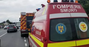 Imagini șocante. O mașină a fost străpunsă de un parapet după ce șoferul a pierdut controlul volanului