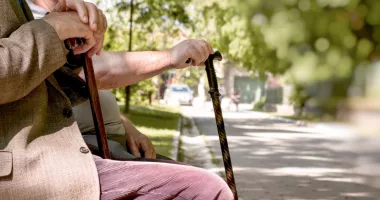 Un pensionar de 77 de ani a rămas fără economiile de o viață după o fraudă bine pusă la punct