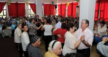 Stire din Politică-Administrație : Primarul din Cernavodă a petrecut  alături de pensionarii din oraș
