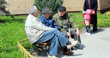 Pensionarii, din ce în ce mai puțini