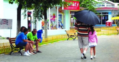 Stire din Diverse : Pe vreme de ploaie, distracția s-a mutat în Satul de Vacanță