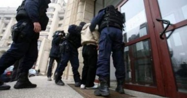 Stire din Eveniment : Peste 300 de polițiști și jandarmi efectuează, la această oră, percheziții la domiciliu