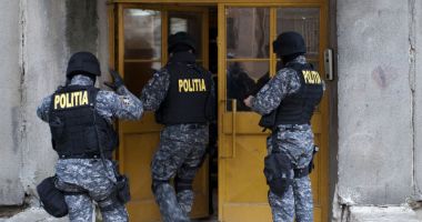 Percheziții și arestări! Furturi din mașinile parcate lângă restaurantele