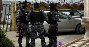 Stire din Eveniment : Percheziții în Piața Chiliei și Tomis Nord. Mai mulți indivizi, săltați de acasă