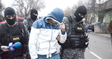 Stire din Eveniment : Percheziții la Constanța. Trei tineri au fost reținuți de polițiști
