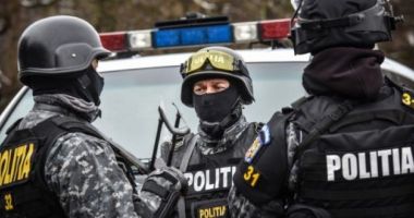 Stire din Eveniment : Percheziții la samsari de mașini în Constanța și în 11 județe. Ar fi adus în țară 3.000 de autoturisme fără a plăti taxele