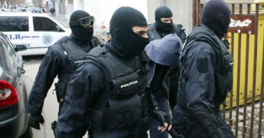 PERCHEZIȚII la Constanța la o grupare de FALSIFICATORI de VALUTĂ. Sute de mii de euro confiscate de Poliție!
