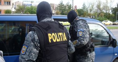 Percheziţii la persoane care introduceau în ţară droguri şi apoi le vindeau
