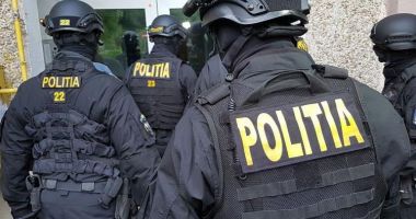 Stire din Eveniment : Mama tânărului care a produs accidentul de la 2 Mai, vizată de percheziţiile DIICOT; ar fi încercat să influenţeze martori
