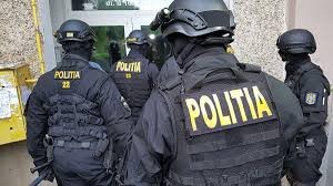 Stire din Eveniment : Mai mulţi români s-au bătut în Marea Britanie, s-au ameninţat pe reţelele de socializare, iar la întoarcerea în ţată au avut parte de percheziţii
