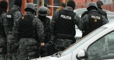 Stire din Eveniment : Autoturisme și terenuri puse sub sechestru în urma percheziţiilor efectuate în dosarul furtului unui milion de euro