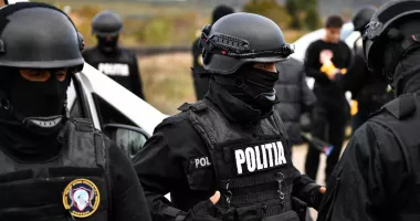 Grupare de cămătari destructurată. Percheziții într-un dosar de șantaj, violențe și trafic de persoane