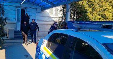 Stire din Eveniment : Percheziții domiciliare la Corbu, într-un dosar penal de furt calificat. Trei bărbați au fost reținuți