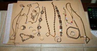 Stire din Eveniment : Galerie foto. Mașini de mii de euro, bijuterii și bani, confiscate de polițiști