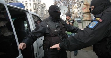 Stire din Eveniment : Percheziții la suspecți de evaziune și spălare de bani