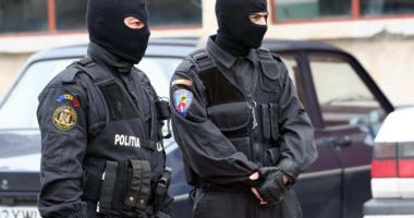 Grupare infracțională ce vindea în America de Sud mașini inexistente, destructurată