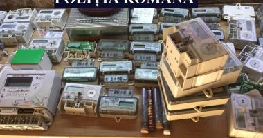 GALERIE FOTO - VIDEO / 57 de percheziţii, la persoane care, prin inginerie informatică, dădeau contorul de curent electric înapoi - 2