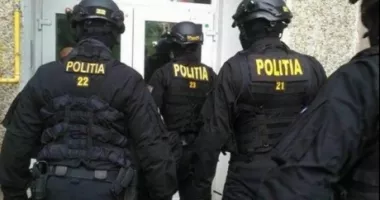 Stire din Eveniment : Afacere ilegală de amploare. Droguri vândute ani la rând, descoperite de polițiști