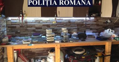 GALERIE FOTO - VIDEO / 57 de percheziţii, la persoane care, prin inginerie informatică, dădeau contorul de curent electric înapoi - 4