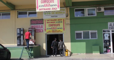AMUZANT / Bătrânul supărat de intervenția mascaților: "Dă-ți dracului aia jos de pe față că nu înțeleg ce mormăi acolo!" / Galerie foto - 2