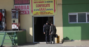 AMUZANT / Bătrânul supărat de intervenția mascaților: "Dă-ți dracului aia jos de pe față că nu înțeleg ce mormăi acolo!" / Galerie foto - 3