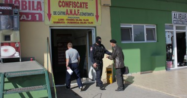 AMUZANT / Bătrânul supărat de intervenția mascaților: "Dă-ți dracului aia jos de pe față că nu înțeleg ce mormăi acolo!" / Galerie foto - 4