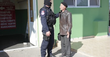 Stire din Eveniment : AMUZANT / Bătrânul supărat de intervenția mascaților: "Dă-ți dracului aia jos de pe față că nu înțeleg ce mormăi acolo!" / Galerie foto