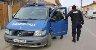 Stire din Eveniment : Furau din case ca să-și cumpere mașini, pe care  le înmatriculau cu acte false