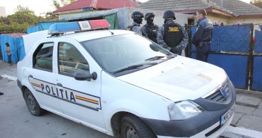 Stire din Eveniment : Grupare de proxeneți, băgată după gratii