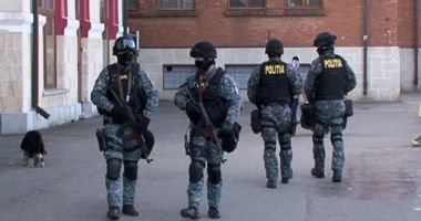 Stire din Eveniment : Zeci de persoane reținute în acțiunea ‘Școala’ desfășurată de IGPR-DIICOT