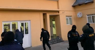 Stire din Eveniment : Acte și mașini ridicate din mai multe primării percheziționate